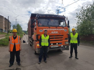 В Алдане ведутся работы по ямочному ремонту асфальтового покрытия | Ассоциация строителей Амуро-Якутской магистрали»