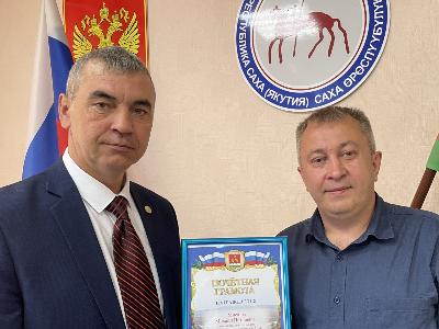Надеемся только на крепость рук, на руки друга и вбитый крюк и молимся, чтобы страховка не подвела… | Ассоциация строителей Амуро-Якутской магистрали»