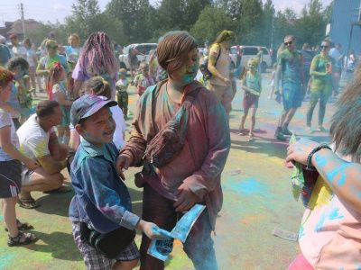 Фестиваль красок Холи – яркий праздник алданского лета